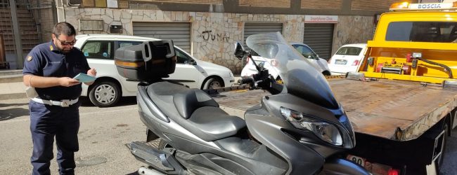 Benevento| Municipale rimuove scooter in sosta sullo stallo riservato ai disabili