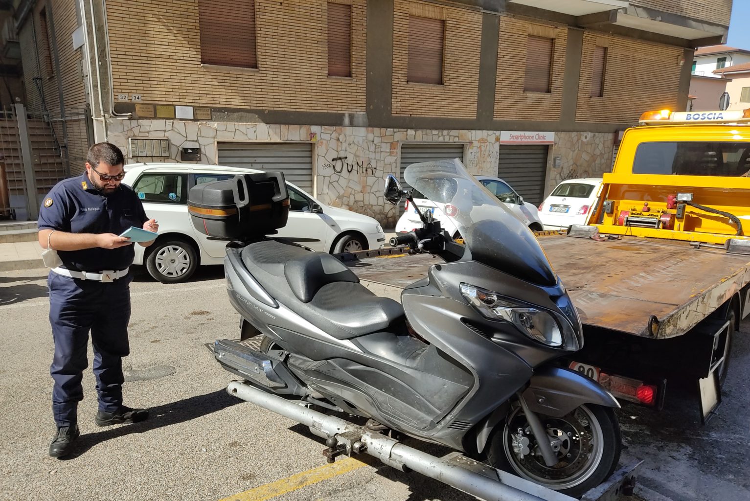 Benevento| Municipale rimuove scooter in sosta sullo stallo riservato ai disabili