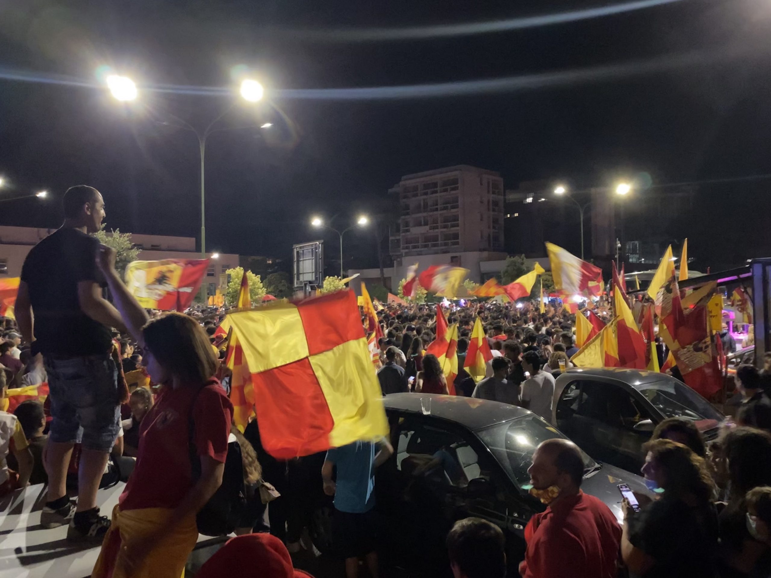 VIDEO – Il Benevento Calcio ai tifosi: “Non posate le bandiere, presto torneremo a sventolarle”