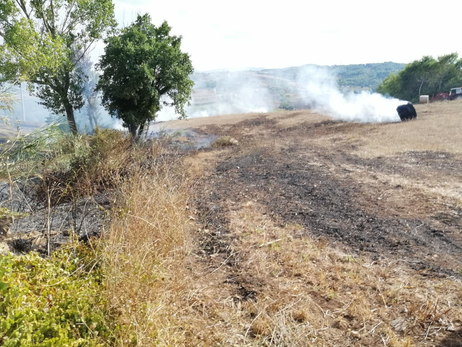 Benevento| Sterpaglie e rotoballe di fieno, ancora incendi in periferia/FOTO