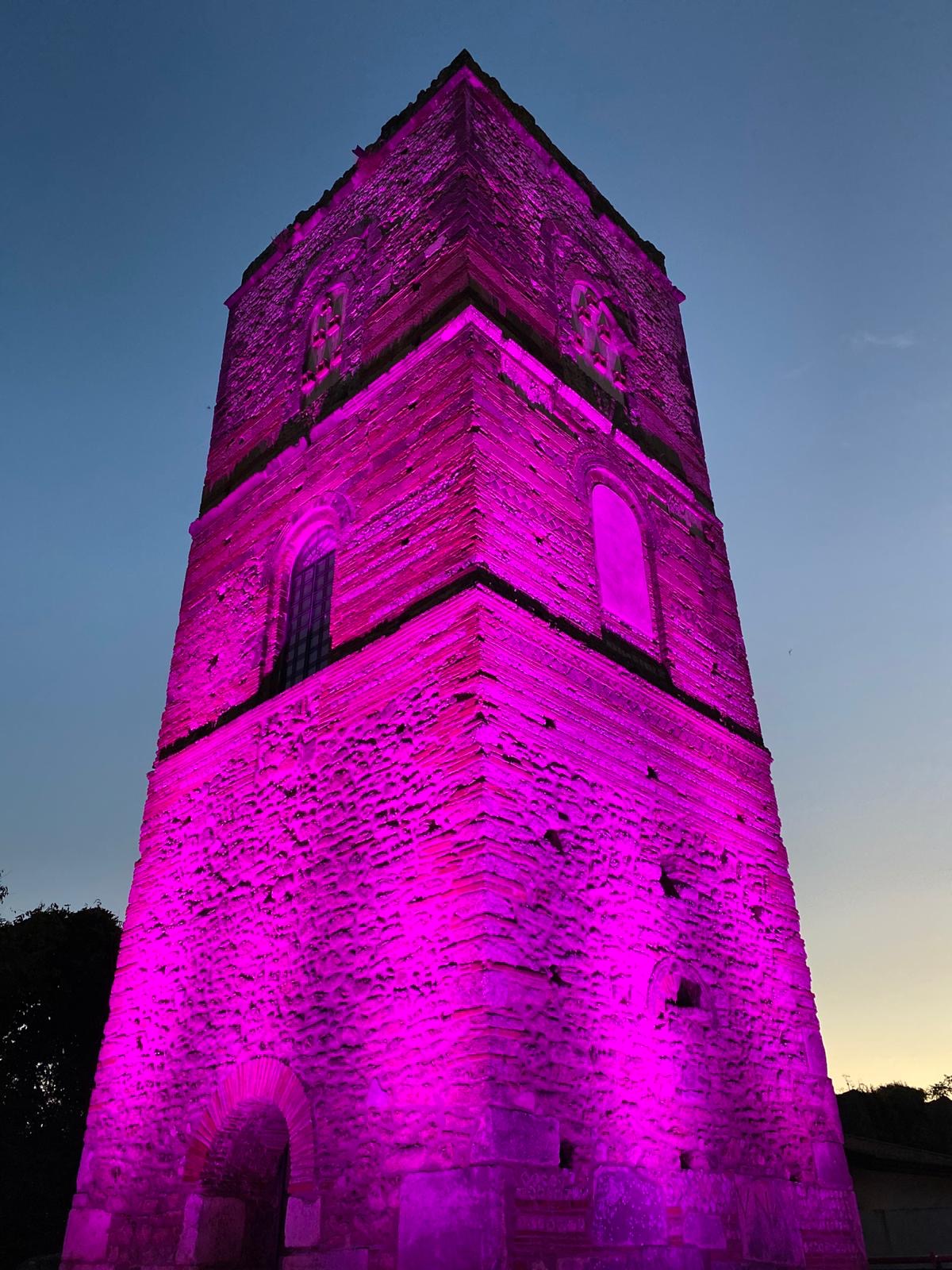 Telese Terme| La Torre si colora di rosa, simbolo per tutte le donne