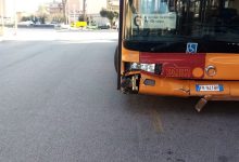 Benevento| Perde il controllo del bus e finisce contro quattro auto, paura al Rione Ferrovia/FOTO