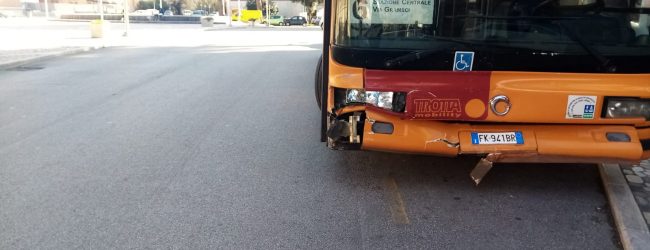 Benevento| Perde il controllo del bus e finisce contro quattro auto, paura al Rione Ferrovia/FOTO