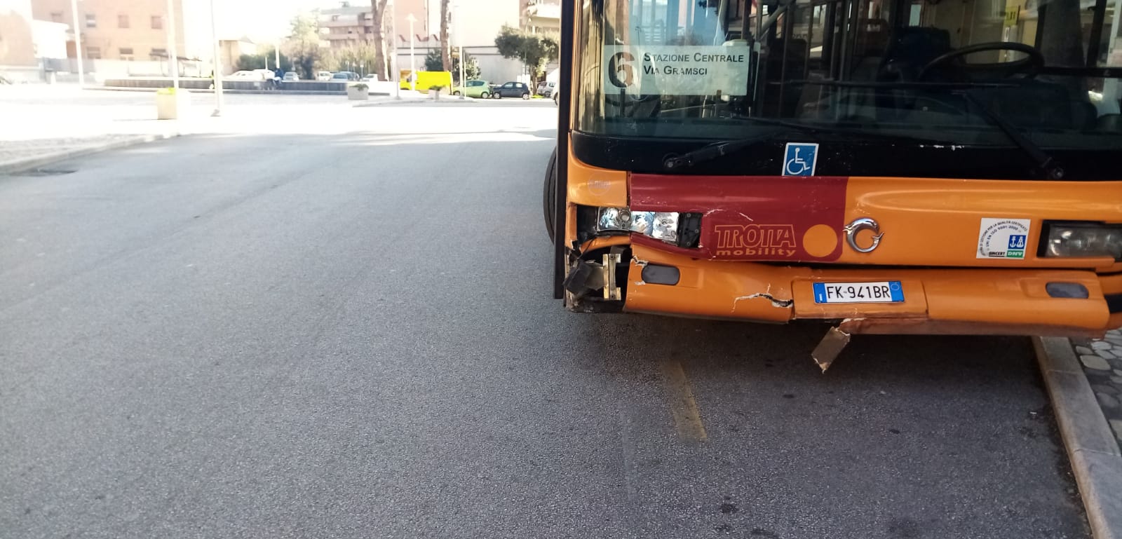 Benevento| Perde il controllo del bus e finisce contro quattro auto, paura al Rione Ferrovia/FOTO