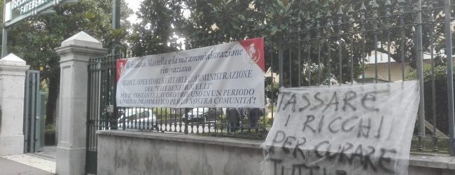 Benevento| “Tassare i ricchi per curare tutti!”, lo striscione di Potere al Popolo