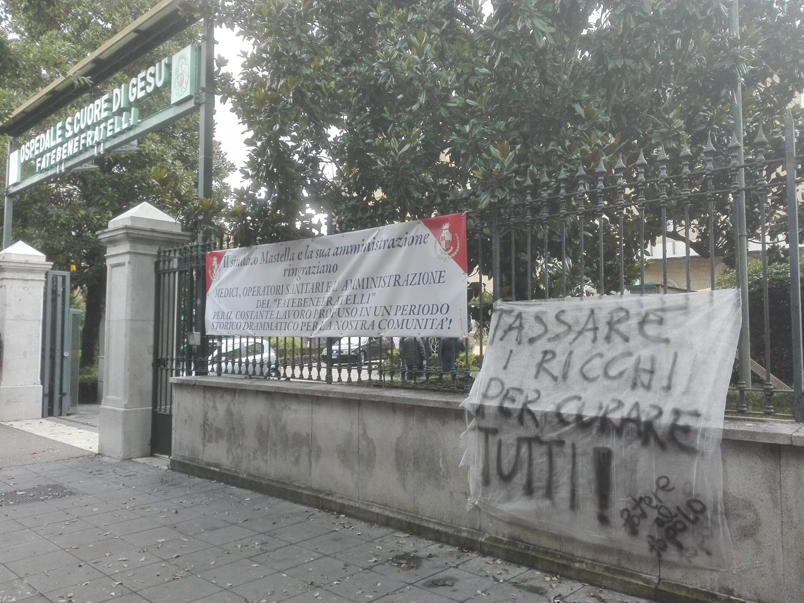 Benevento| “Tassare i ricchi per curare tutti!”, lo striscione di Potere al Popolo