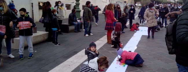 Benevento| “Priorità alla scuola”, genitori e bambini in piazza