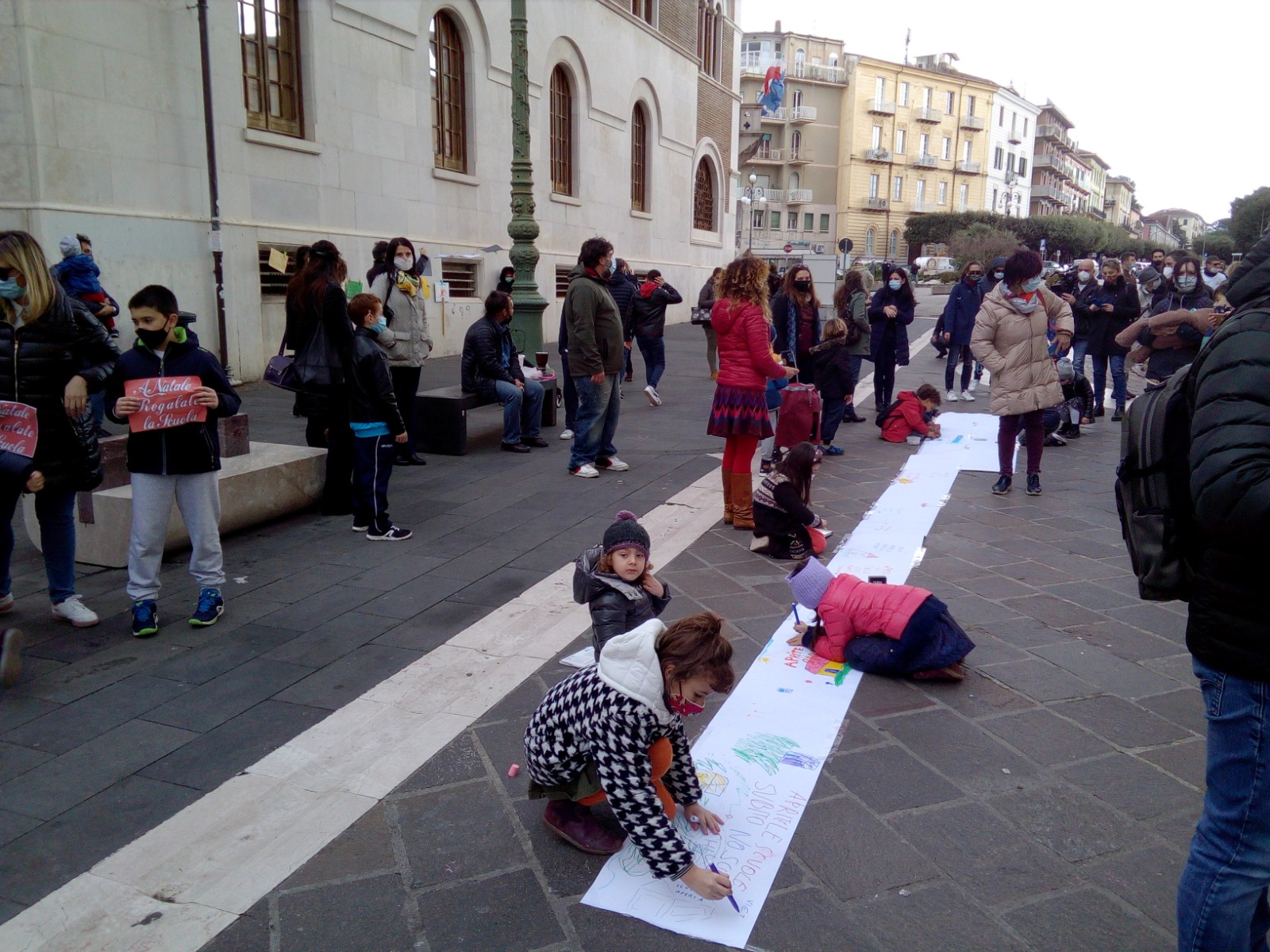 Benevento| “Priorità alla scuola”, genitori e bambini in piazza