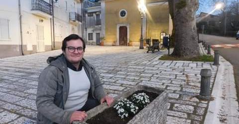 Arpaise, un giovane concittadino rimoderna il verde della Piazza Chiesa