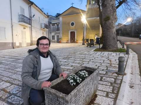 Arpaise, un giovane concittadino rimoderna il verde della Piazza Chiesa