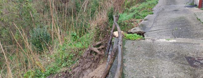 Bomba d’acqua ad Arpaise, frana strada comunale a Terranova. Alberi in strada lungo la strada provinciale in località Costa dei Russi