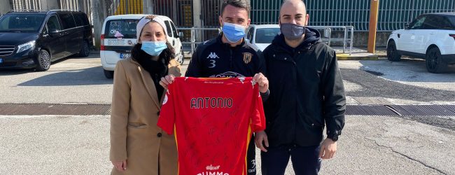 Benevento| Una maglietta giallorossa in ricordo di Antonio