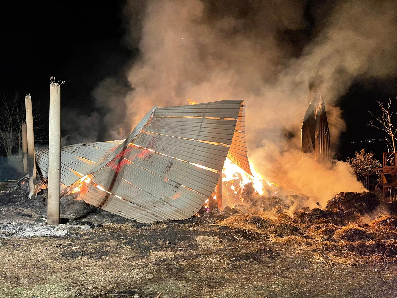 Apice| Maxi incendio di belle di fieno,lavoro dei vigili del fuoco