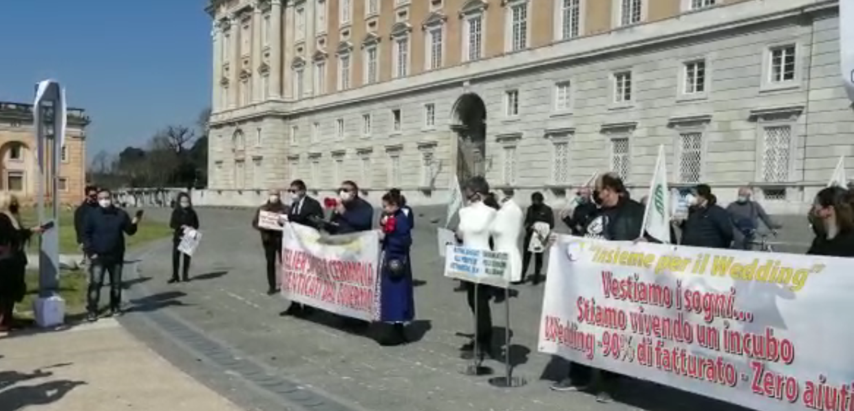 Wedding, nuova protesta in piazza