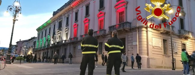 Giornata della donazione degli organi, i vigili del fuoco illuminano la Prefettura