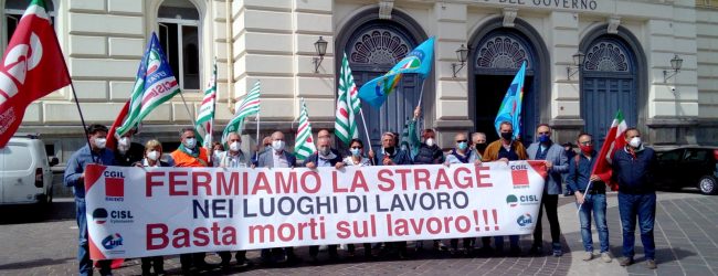 “Fermiamo la strage sui luoghi di lavoro’, il sit-in dei sindacati Cgil, Cisl e Uil