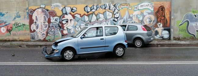 Scontro tra due auto in via Vittime di Nassirya, due persone in ospedale