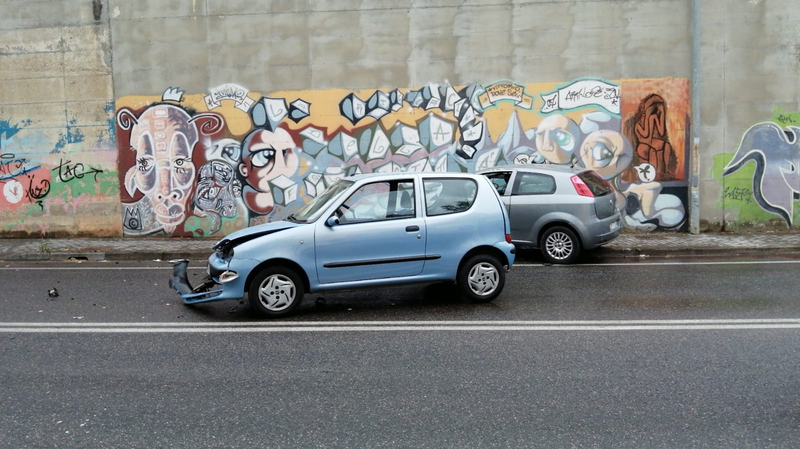 Scontro tra due auto in via Vittime di Nassirya, due persone in ospedale