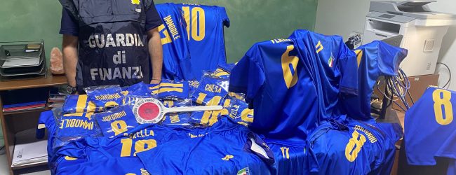 Finanza: sequestrate maglie calcio della Nazionale italiana illecitamente riprodotte, una persona denunciata