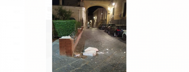 Vandali dinanzi al Comune di Benevento, distrutto il muretto