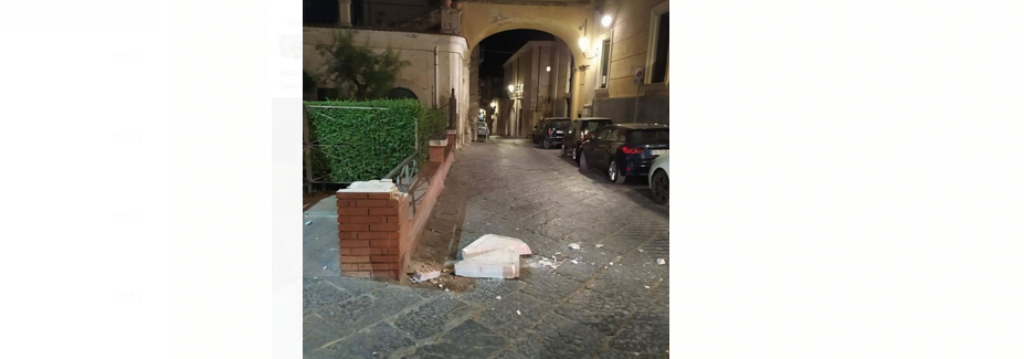 Vandali dinanzi al Comune di Benevento, distrutto il muretto