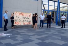 Adil Belakhdim: attivisti di Disobbedienza Creativa manifestano dinanzi la Lidl. I vigilantes li allontanano