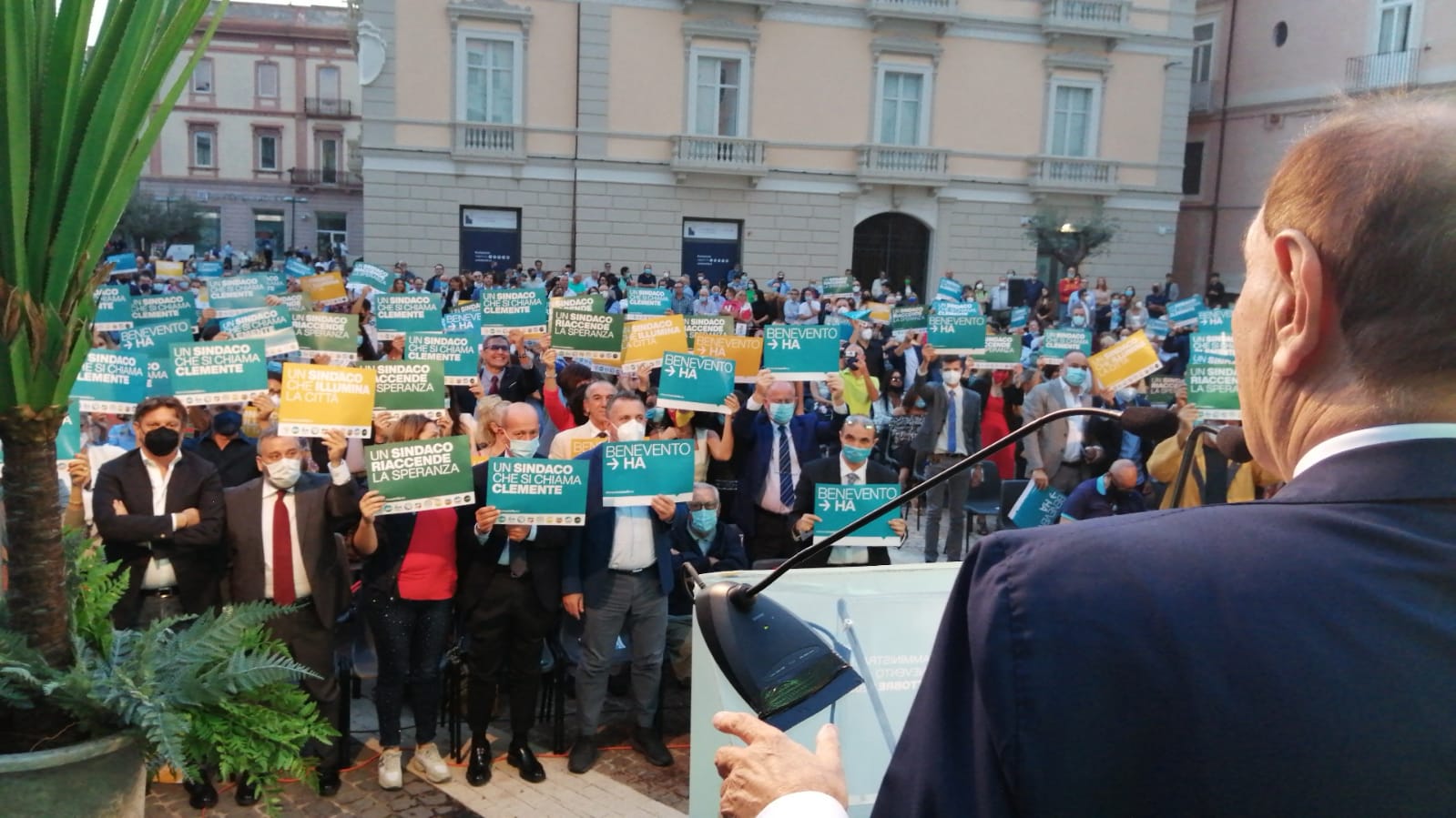 Mastella arringa la piazza e avverte i colonnelli