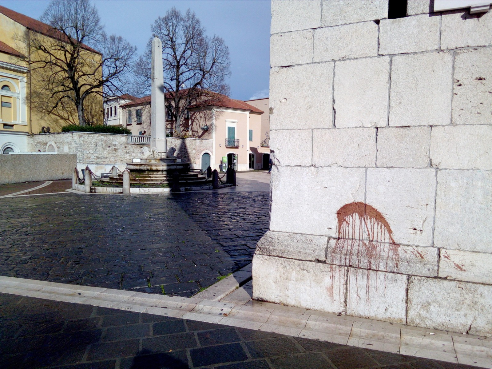 Dopo l’Arco di Traiano, imbrattato il Campanile di Santa Sofia a Benevento