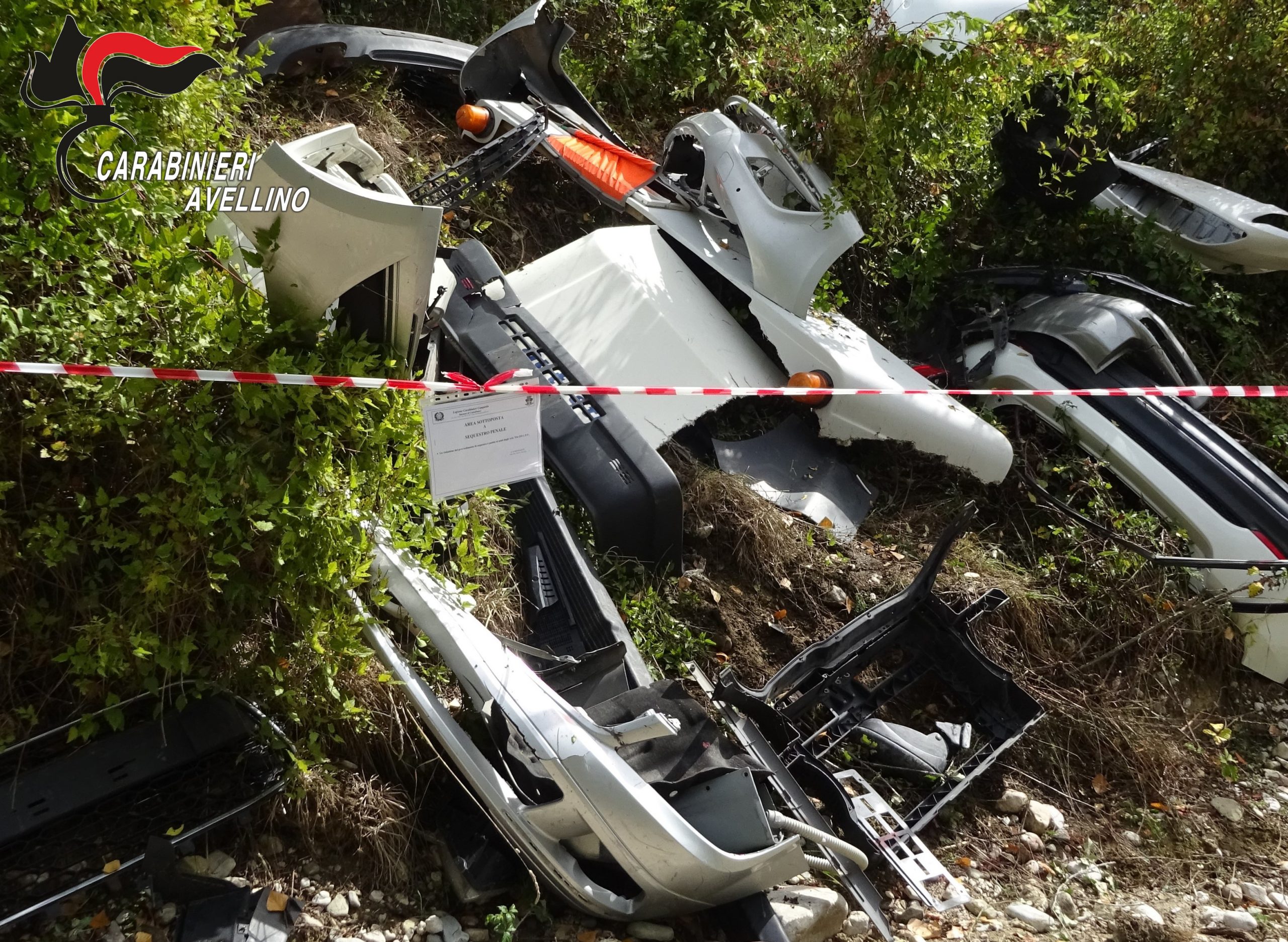 Castelfranci| Pezzi di auto sulle sponde del Calore, denunciata coppia titolare di una carrozzeria