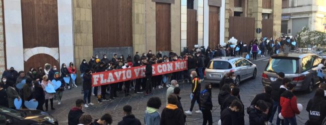 Benevento, l’abbraccio commovente della città a Flavio.  Oggi i funerali in Cattedrale