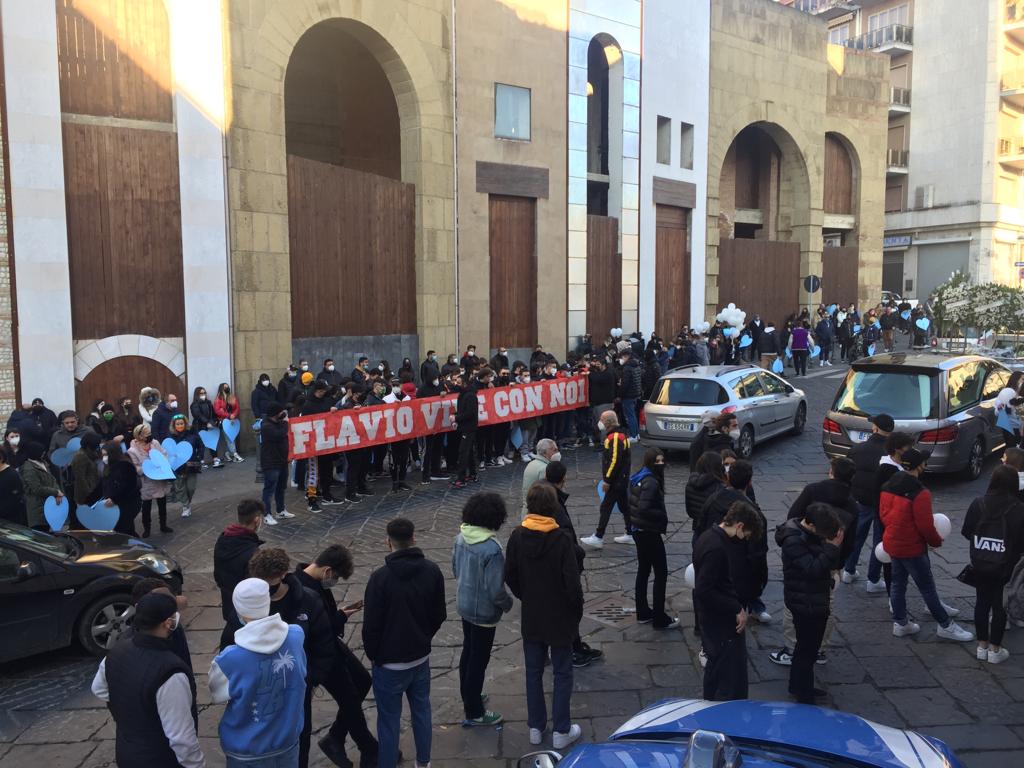 Benevento, l’abbraccio commovente della città a Flavio.  Oggi i funerali in Cattedrale