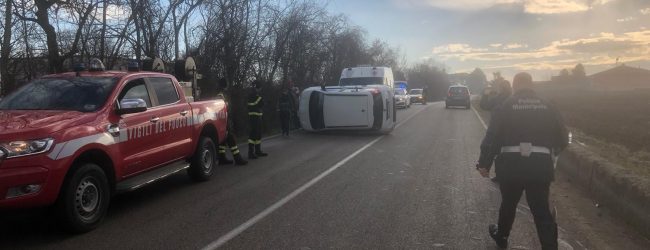 Benevento|Auto si ribalta a San Vitale, paura per due ragazze