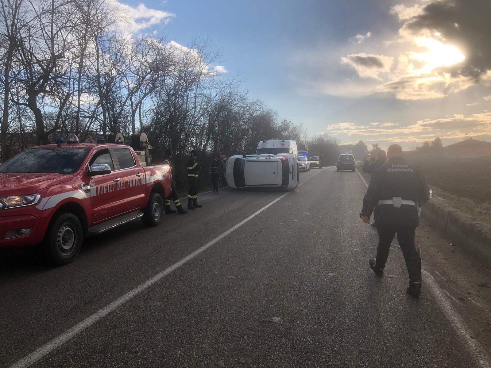 Benevento|Auto si ribalta a San Vitale, paura per due ragazze