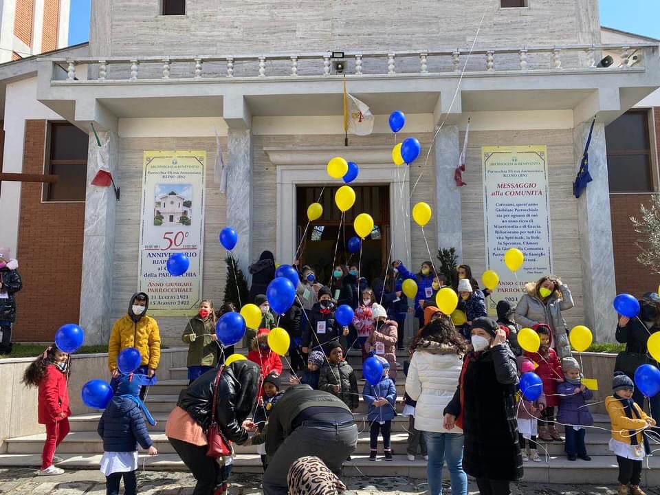 Reino, i bambini della scuola tutti insieme per la pace