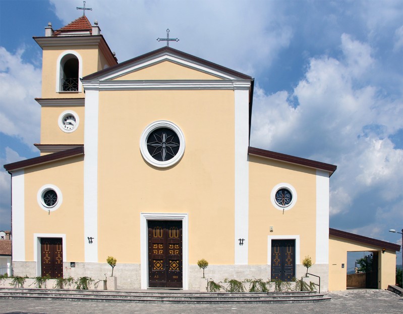 Torna a casa per I funerali del giovane fratello, muore colta da infarto