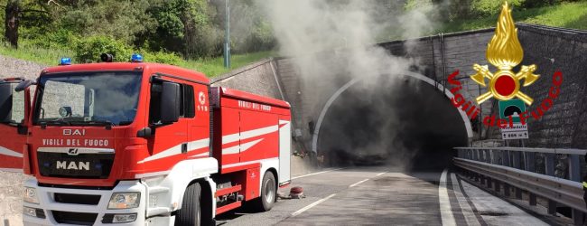 Montemiletto| Tir in fiamme sotto la galleria, autostrada chiusa fino a sera