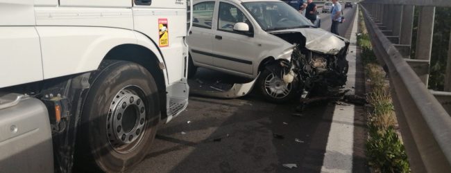 Tir contro auto, incidente senza conseguenze sulla tangenziale