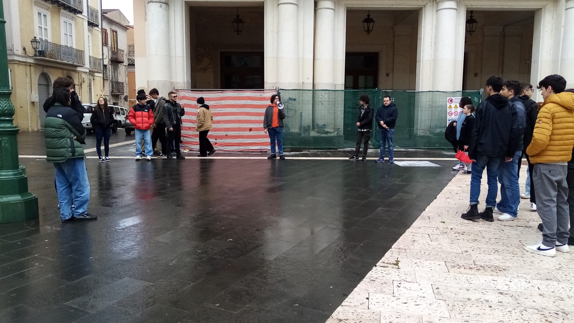 ‘No Meloni day’, a Benevento sit-in degli studenti a piazza Roma