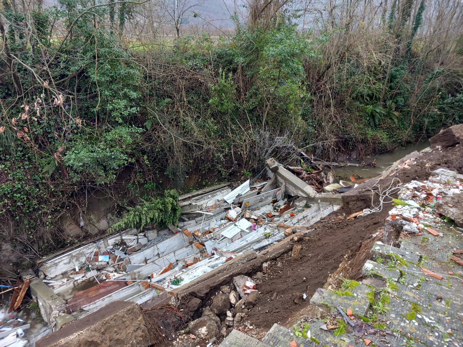 Crollo di un’ala del cimitero di Sant’Agata de’ Goti, recuperati altri 41 feretri