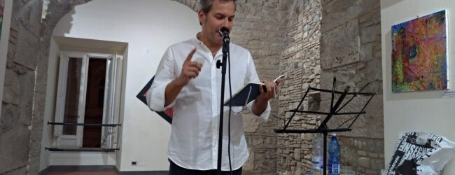 Francesco Campanile presenta la sua raccolta di poesie “Chewingum alla sambuca”