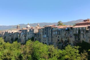 Violenza donne,nel centro storico di Sant’Agata de’ Goti palloncini rossi