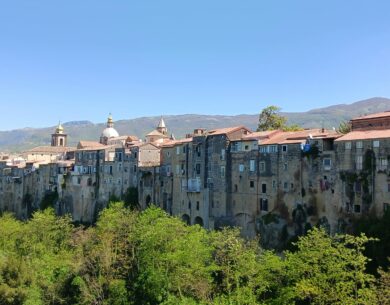 Violenza donne,nel centro storico di Sant’Agata de’ Goti palloncini rossi