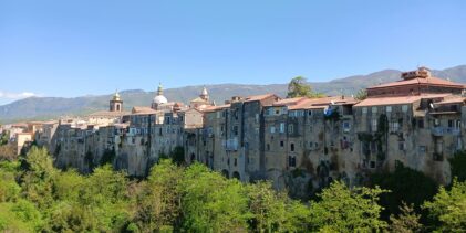 Violenza donne,nel centro storico di Sant’Agata de’ Goti palloncini rossi