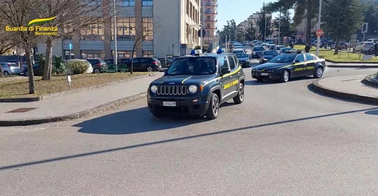 Coltivava piante di marijuana sul balcone di casa, segnalato 39enne avellinese