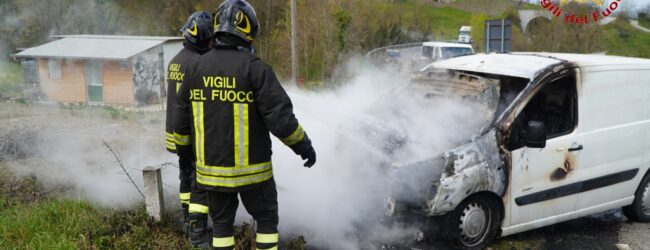 Montemiletto| Furgone in fiamme sulla statale 7, il conducente si mette in salvo giusto in tempo