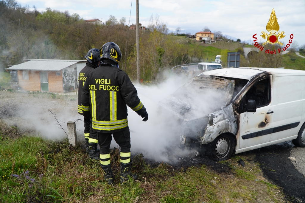 Montemiletto| Furgone in fiamme sulla statale 7, il conducente si mette in salvo giusto in tempo