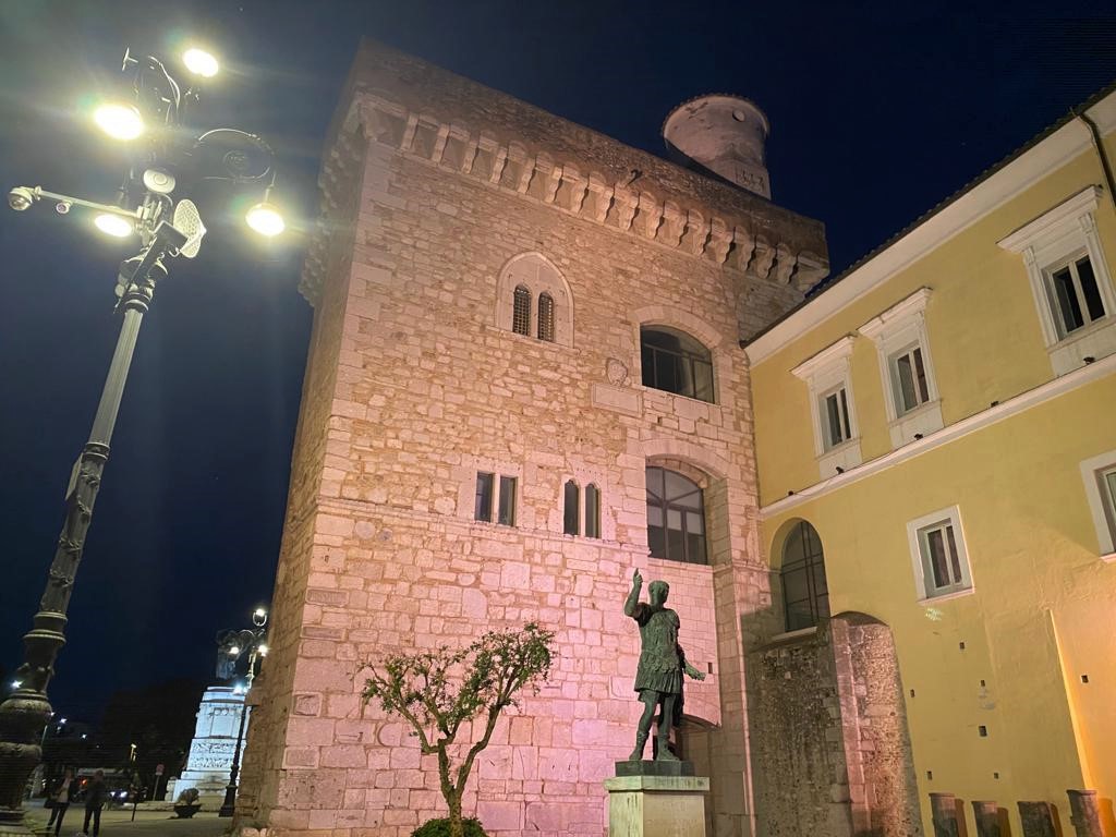 La Rocca dei Rettori si illumina di rosa in occasione della fiaccolata per i malati oncologici