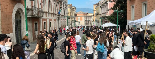 “La Linea del Tempo” secondo gli studenti sanniti: in migliaia per la Giornata dell’Arte e della Creatività