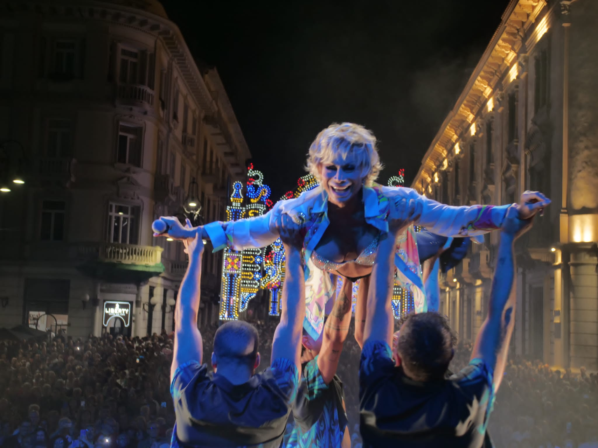 “La Domenica Italiana”, in piazza Libertà Carmen Russo ed Enzo Paolo Turchi per l’omaggio alla Carrà