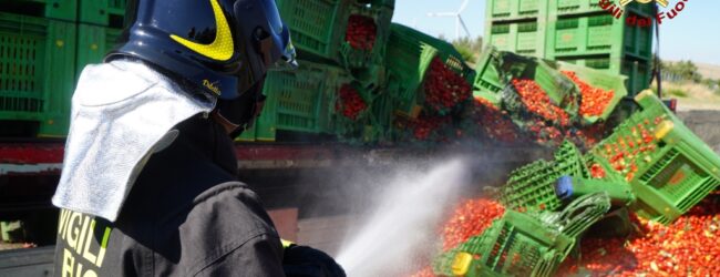 Vallata| A16, tir di pomodori diretto a Nocera prende fuoco: disagi in autostrada